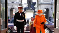 Ratu Inggris Elizabeth II tiba untuk berkunjung ke Royal Academy of Arts di London (20/3). Sebelumnya Royal Academy of Arts direnovasi menyambut ulang tahun ke 250 tahun akademi tersebut. (AP Photo / Alastair Grant, Pool)