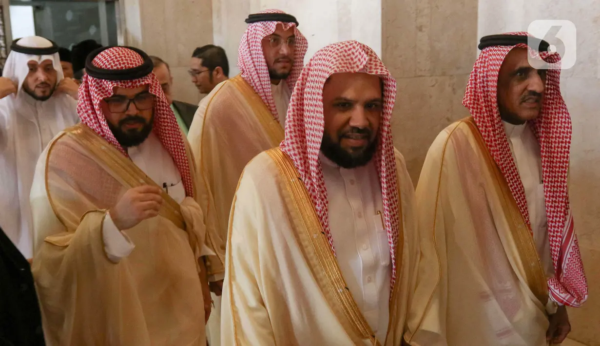 Dalam kunjungannya di Indonesia, Imam Besar Masjid Nabawi Syekh Ahmad bin Ali Al Hudhaify mengisi agenda khotbah Jumat. (Liputan6.com/Herman Zakharia)