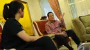 Ketua DPD RI, Irman Gusman berbagi cerita dengan Liputan6.com berkunjung ke kediaman pribadinya, Jakarta, Rabu (3/12/2014). (Liputan6.com/Andrian M Tunay)