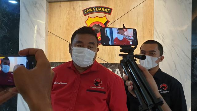 Ketua DPC PDI-Perjuangan Kabupaten Garut Yudha Puja Turnawan, menyampaikan keterangan di depan wartawan, dalam pelaporan berita hoaks oleh ASN, di Mapolre Garut, Ahad (17/4/2022) malam