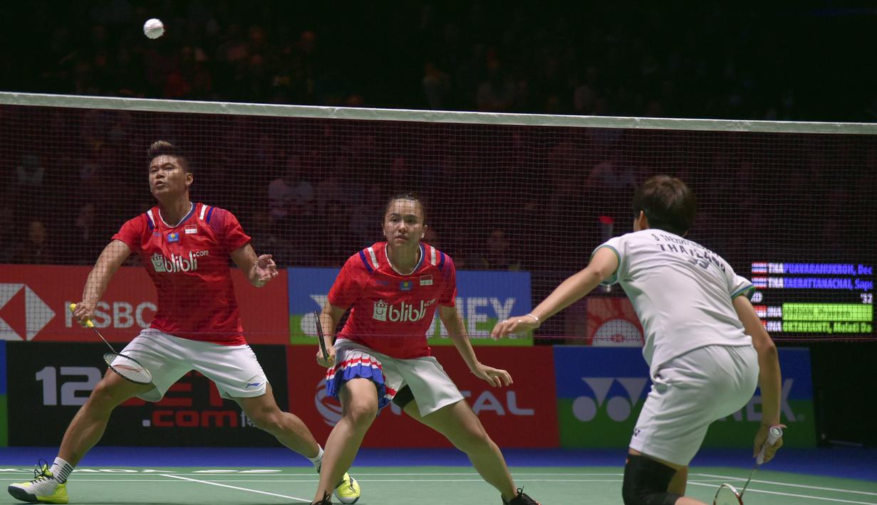 Pasangan Indonesia, Praveen Jordan/Melati Daeva Oktavianti saat melawan wakil Thailand Dechapol Puavaranukroh/Sapsiree Taerattanachai di final All England, Minggu (15/3/2020). Praveen/Melati menang 21-15, 17-21, dan 21-8. (AP/Rui Vieira)