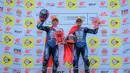 <p>Pembalap Yamaha Racing Indonesia, Wahyu Nugroho (kiri) dan Muhammad Faerozi Toreqottullah merayakan kemenangan di atas podium setelah Race 1 SS600 Asia Road Racing Championship (ARRC) Mandalika 2025 di Sirkuit Internasional Mandalika, Lombok, Nusa Tenggara Barat, Sabtu (30/08/2025). (Bola.com/Bagaskara Lazuardi)</p>