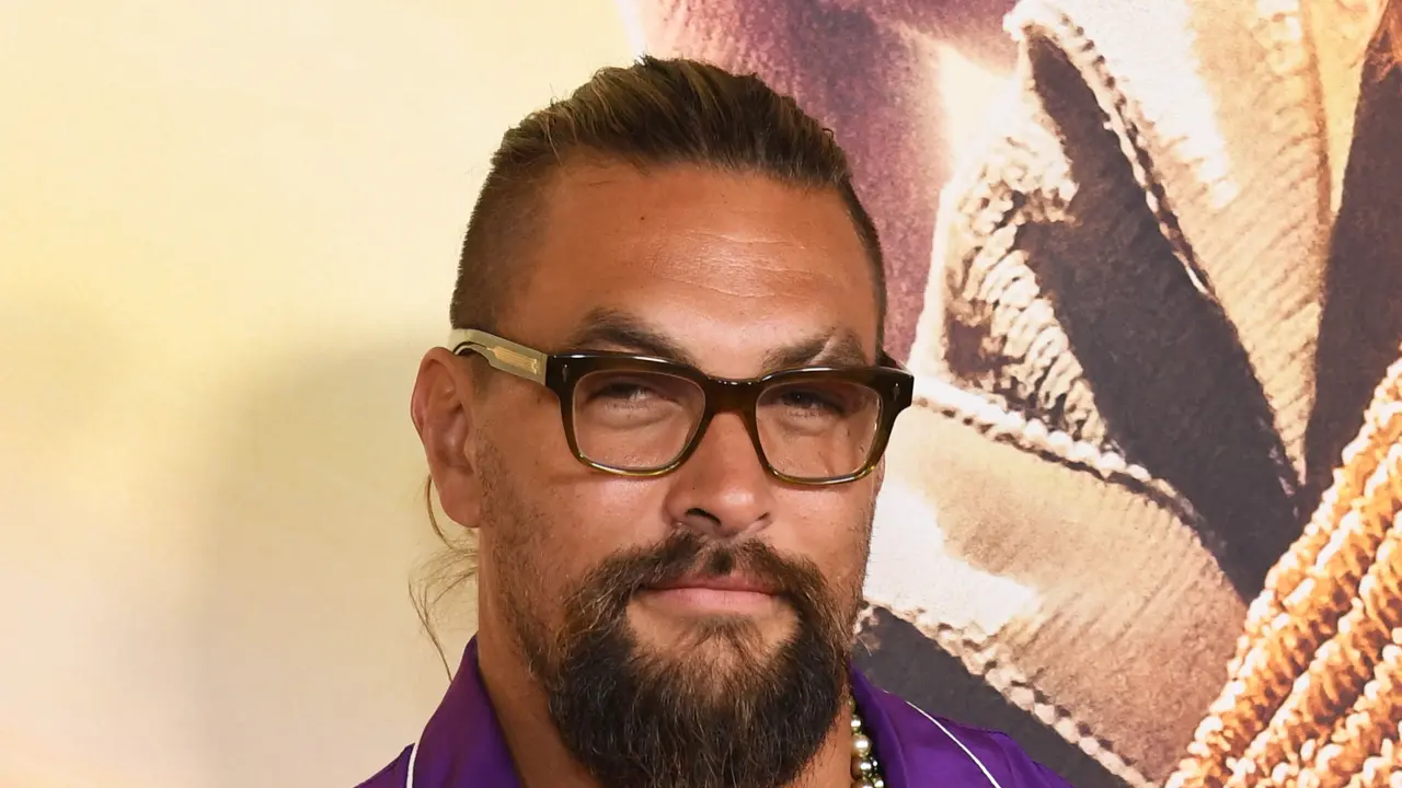 Gaya Lucu Jason Momoa di Pemutaran Film LA Slumberland, Bawa Boneka Babi