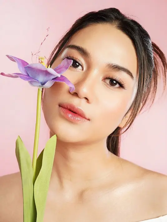Area mata dipertajam dengan bulu mata yang lebih lentik dan bibir dipulas lipgloss bernuansa merah muda. [Foto: Instagram/almanuraaa]