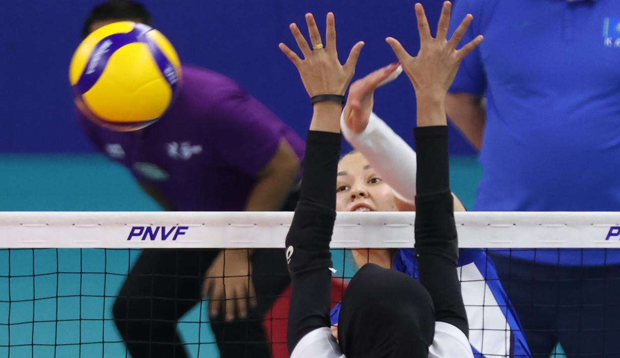 <p>Pemain Timnas voli putri Kazakhstan, Zhanna Syroeshkina melepaskan spike yang berhasil menembus blok pemain Indonesia, Bela Sabrina pada laga Grup B AVC Challenge Cup 2024 di Rizal Memorial Coliseum, Manila, Filipina, Sabtu (25/5/2024). Kazakhstan menang 3-0 (25-17, 25-13, 25-22). (Asian Volleyball Confederation)</p>