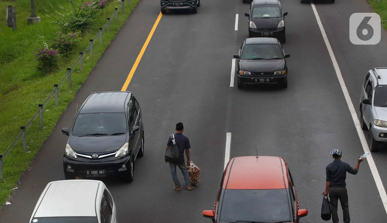 <p>Pedagang menawarkan daganganya ke para pemudik di Jalan tol Cikopo - Palimanan KM 73, Purwakarta, Jawa Barat, Sabtu (30/4/2022). Padatnya arus lalu lintas ruas tol trans jawa, membuat pedagang asongan turun ke jalan. (Liputan6.com/Herman Zakharia)</p>