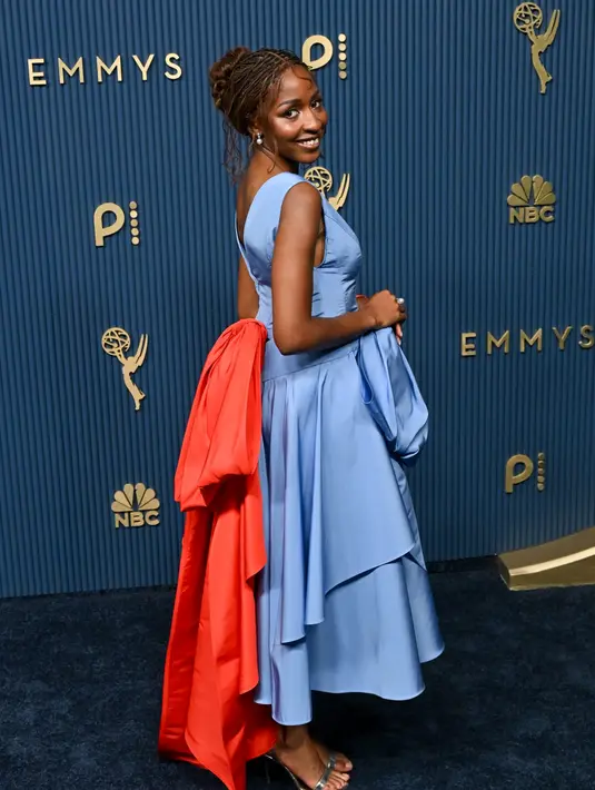 Ayo Edebiri, CHANEL Ambassador sekaligus nominasi Outstanding Lead Actress in a Comedy Series, tampil mengenakan gaun silk faille berwarna biru dengan aksen pita merah vermillon di bagian punggung. [dok. Chanel]