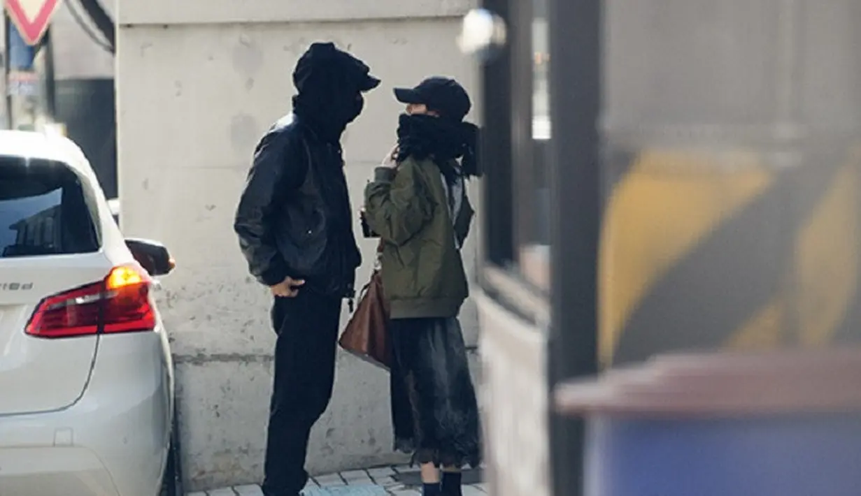 Pasangan ini tertangkap kamera saat sedang kencan. Selain itu, Lee Joon juga tertangkap kamera sedang mengantar Jung So Min pulang. (Foto: dispatch.co.kr)