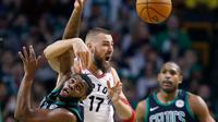 Forward Raptors, J Valanciunas (tengah) berebut bola dengan pemain Celtics  (AP Photo/Michael Dwyer)