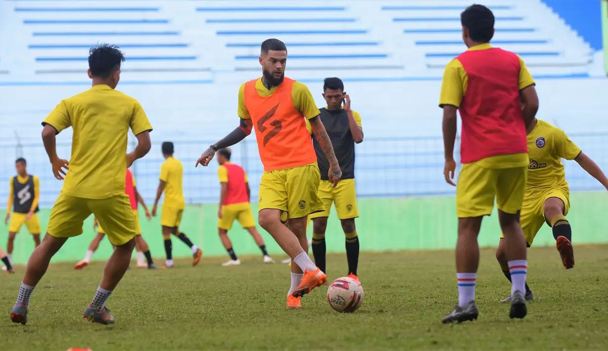 Hadirnya Diego membuat persaingan sektor bek sayap Arema semakin ketat. Karena sudah ada dua pemain di posisi itu. Adalah Rizky Dwi Febrianto dan Sandy Ferizal. (Bola.com/Iwan Setiawan)