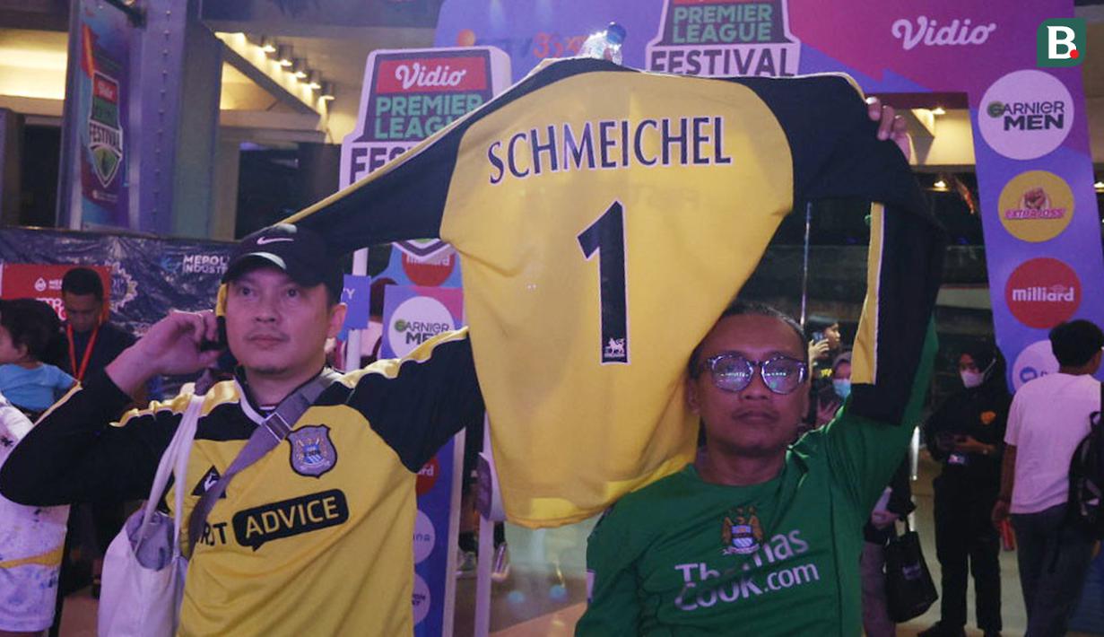 <p>Fans mengangkat jersey kiper legendaris Manchester United, Peter Schmeichel, saat acara Vidio Premier League Festival di Cilandak Town Square, Jakarta, Sabtu (5/8/2023). (Bola.com/Ikhwan Yanuar)</p>