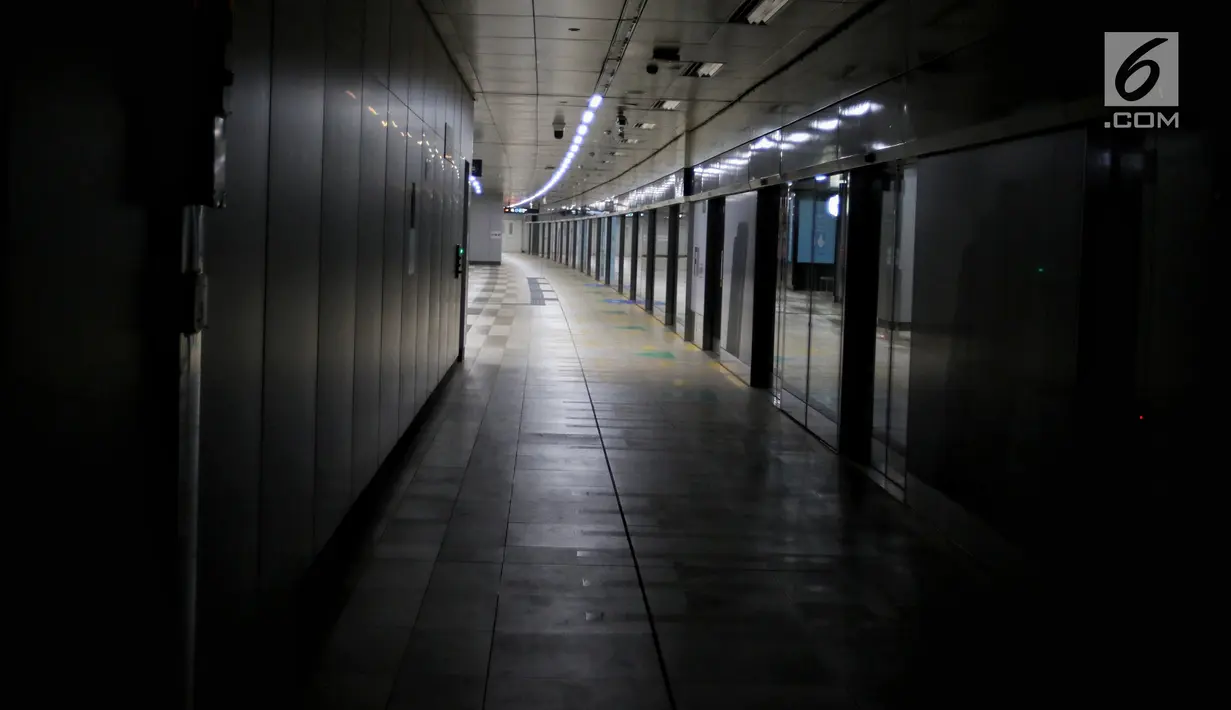 Suasana Stasiun MTR Bendungan Hilir saat terjadi pamadaman listrik di wilayah Jabodetabek, Jakarta, Minggu (4/8/2019). PLN memohon maaf atas pemadaman listrik yang terjadi. (Liputan6.com/JohanTallo)