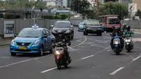 Pengendara sepeda motor melintasi Jalan MH Thamrin, Jakarta, Kamis (11/1). Kebijakan ganjil genap akan diberlakukan untuk menggantikan larangan melintas sepeda motor yang telah dicabut di Jalan MH Thamrin. (Liputan6.com/Faizal Fanani)