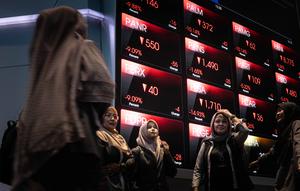 Berdasarkan data perdagangan RTI Business, IHSG melemah 8,0 persen ke level 7.654,66. Tampak dalam foto, pengunjung berfoto di depan papan elektronik yang menampilkan pergerakan Indeks Harga Saham Gabungan (IHSG) di Bursa Efek Indonesia, Jakarta, Kamis (29/1/2026). (YASUYOSHI CHIBA/AFP)