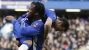 Pemain Chelsea, Pedro (kanan) merayakan gol bersama Michy Batshuayi pada putaran keempat Piala FA di Stamford Bridge stadium, London (28/1/2017). Chelsea menang 4-0. (AP/Kirsty Wigglesworth)