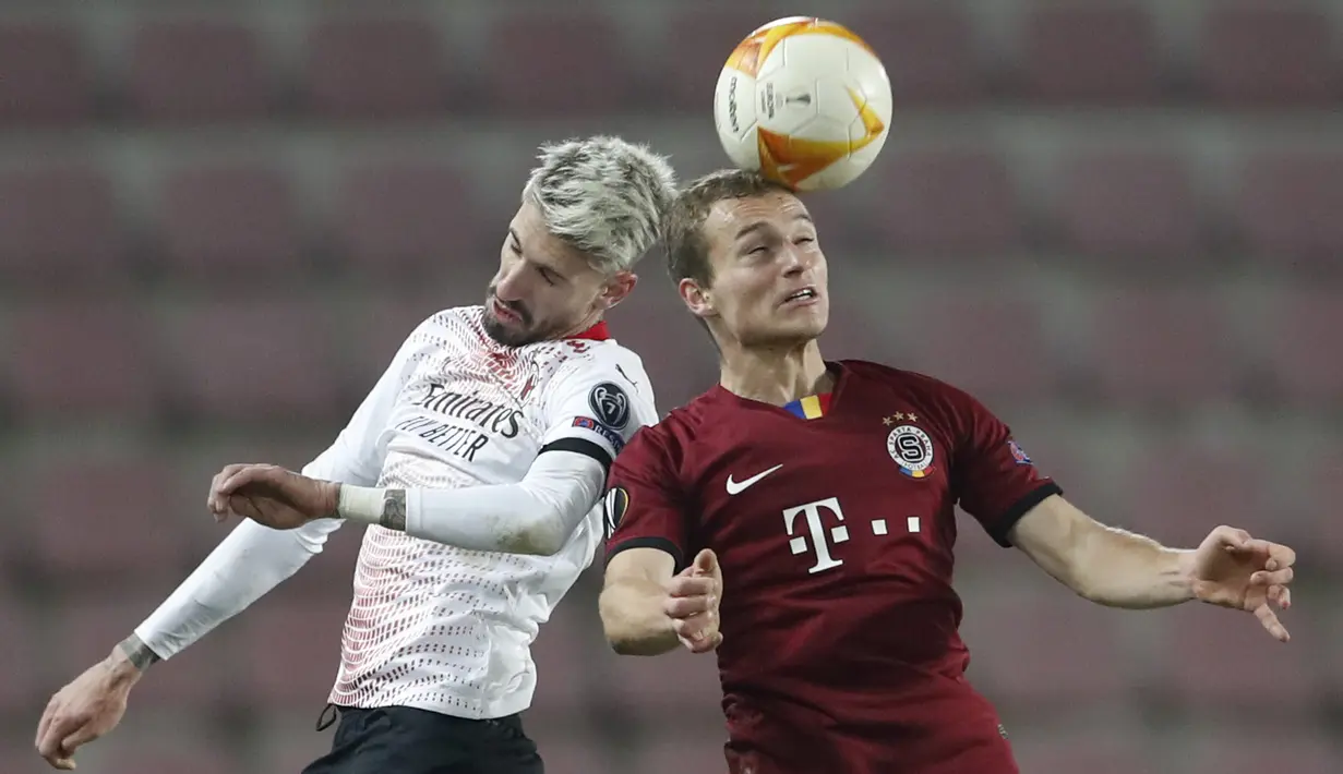 Gelandang Sparta Praha, Matej Polidar menantang gelandang AC Milan, Samu Castillejo pada pertandingan grup H Liga Eropa UEFA di Stadion Generali Arena, Jumat (11/12/2020) dinihari WIB.  AC Milan menutup fase grup Liga Europa dengan kemenangan tipis 1-0 atas Sparta Praha. (AP Photo/Petr David Josek)