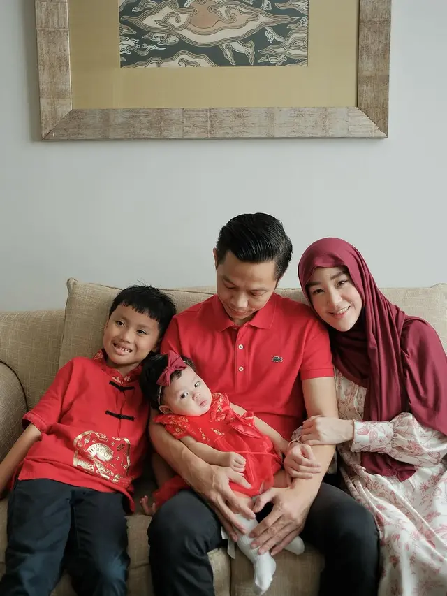 6 Potret Larissa Chou Rayakan Imlek Bareng Keluarga, Anaknya Senang Dapat Angpao