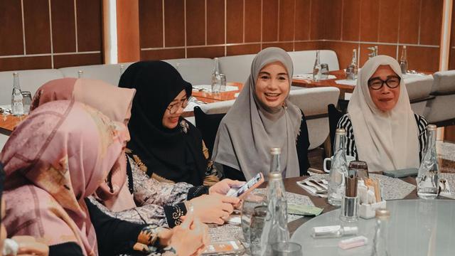 Istri dari Ganjar Pranowo, Siti Atikoh Supriyanti berdiskusi dengan Nyai dan Ning di Surabaya, Jawa Timur. (Istimewa)
