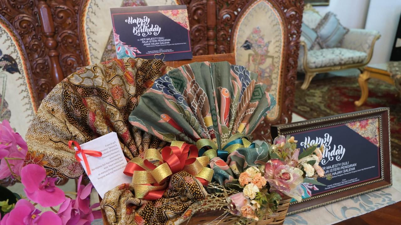 Isteri Duta Besar RI untuk Bandar Seri Begawan, Ibu Nani Sujatmiko memberikan kain batik dalam peringatan ulang tahun ke-76 Permaisuri Sultan Brunei Darussalam. (Dok: Kemlu RI)