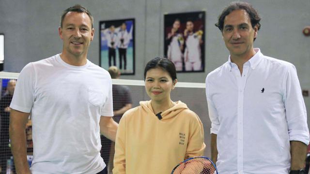 Foto: John Terry Ditemani Nesta Main Badminton Bareng Greysia Polii, Pindah Cabor Nih Bang?