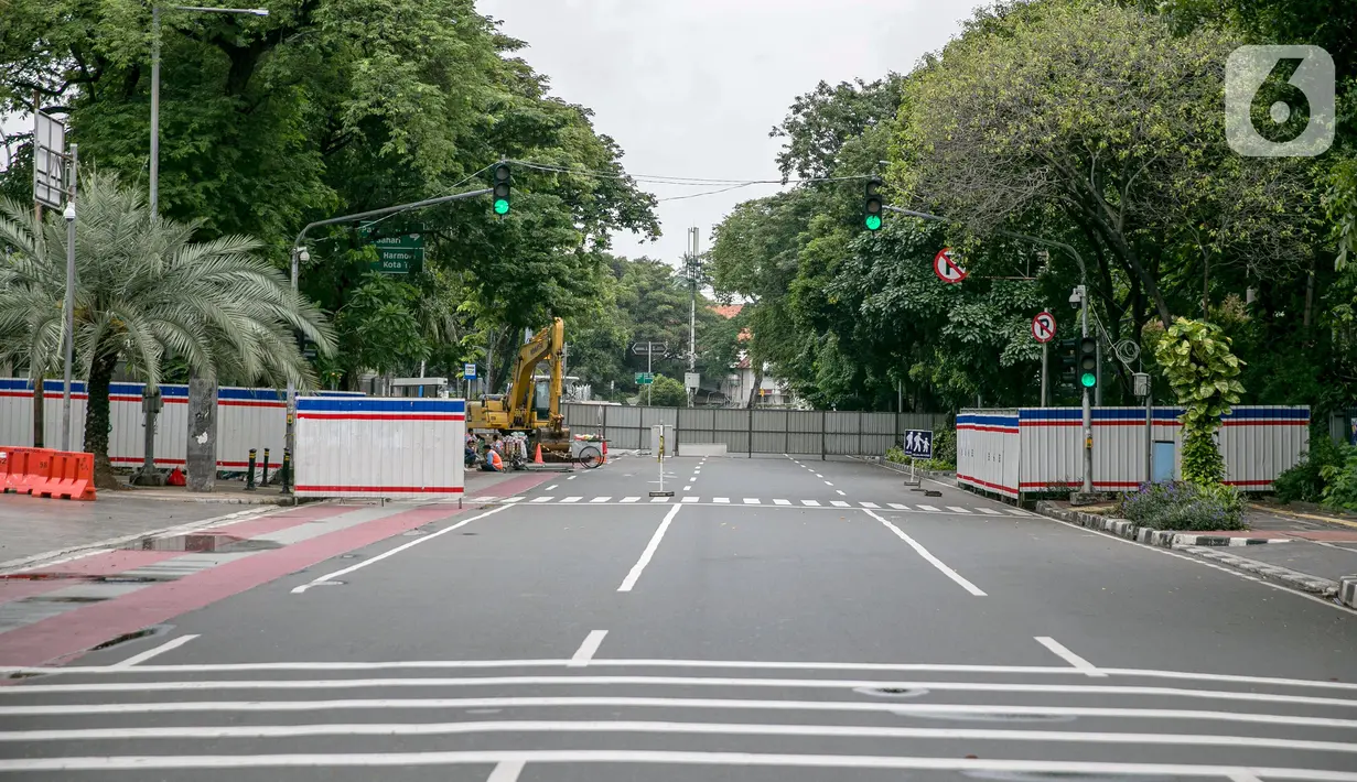 Suasana lalu lintas di kawasan Lapangan Banteng, Jakarta, Rabu (21/1/2021). Selain simbol kerukunan antarumat Islam dan Kristiani, terowongan silaturahmi Masjid Istiqlal-Gereja Katedral juga dibangun sebagai fasilitas untuk memudahkan jemaah. (Liputan6.com/Faizal Fanani)