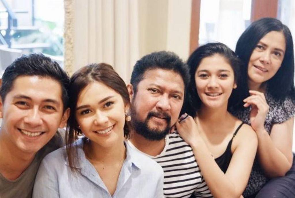Jamal Mirdad dan Lydia Kandou kumpul bersama anak-anak mereka [foto: instagram.com/naymirdad]