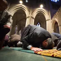 Perbanyak ibadah di bulan Ramadan, yuk ketahui manfaat salat untuk kesehatan tubuh kamu. (Foto: nytimes.com)