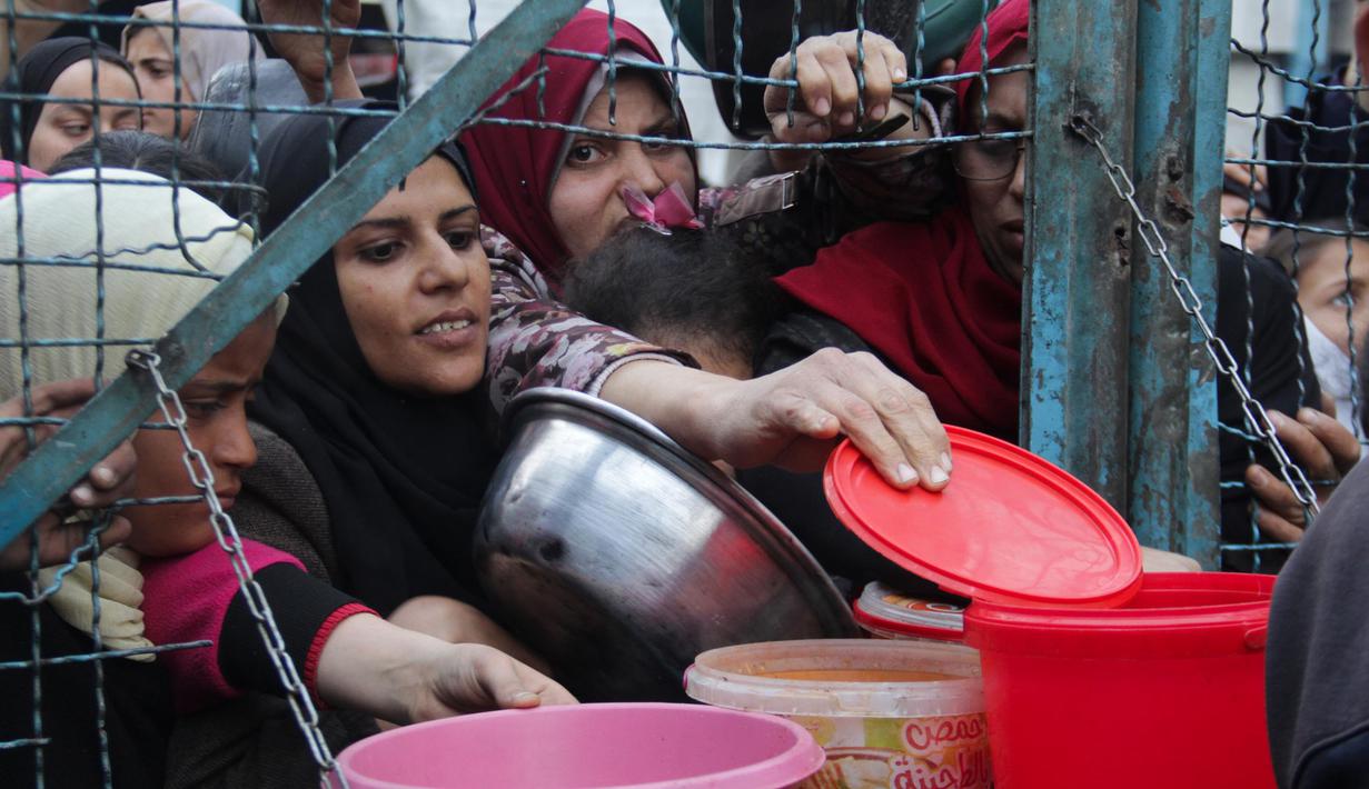 Penyerangan Israel memaksa 85 persen penduduk Gaza menjadi pengungsi dan 60 persen infrastruktur rusak atau hancur. (AP Photo/Mahmoud Essa)