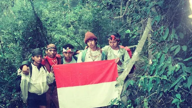 6 Potret Lawas Ahmad Dhani Naik Gunung 30 Tahun Lalu, Disebut Mirip El Rumi