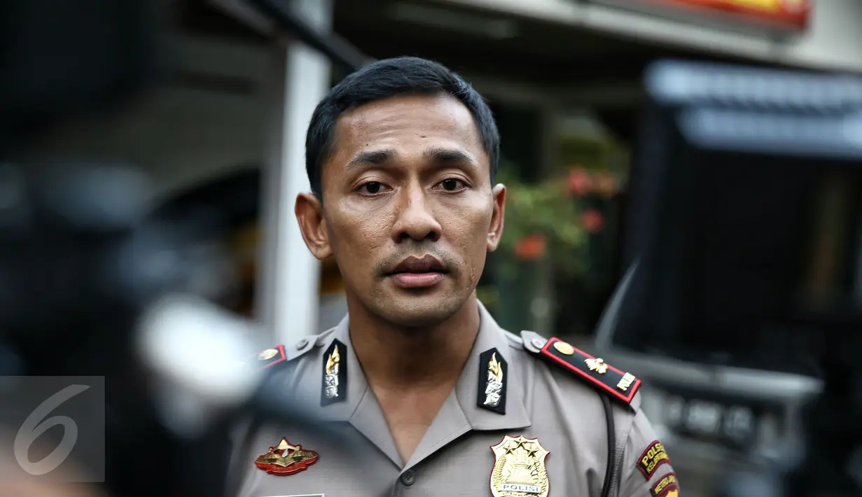 Kapolsek Kompol Ari Cahya Nugraha memberikan keterangan pers di Polsek Kelapa Gading, Jakarta, Kamis (18/2). Menurut pihak kepolisian, Saipul Jamil mengakui perbuatannya telah mencabuli remaja pria berinisial DS di kediamannya (Liputan6.com/Faizal Fanani)
