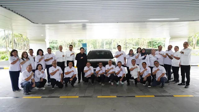 Menteri BUMN Erick Thohir mewajibkan seluruh eselon I dan eselon 2 Kementerian BUMN menggunakan mobil listrik. Tujuannya, tak lain sebagai upaya untuk menghemat bahan bakar minyak (BBM). (Dok Kementerian BUMN)