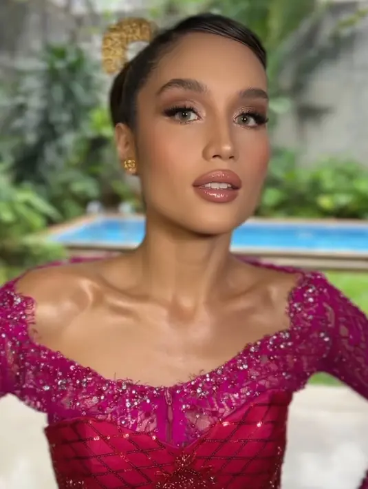 Cinta Laura memilih mengenakan kebaya brokat fuschia dengan aksen bustier berpayet. Ia juga tampil dengan aksesori emas senada dengan tusuk kondenya. [@claurakiehl]