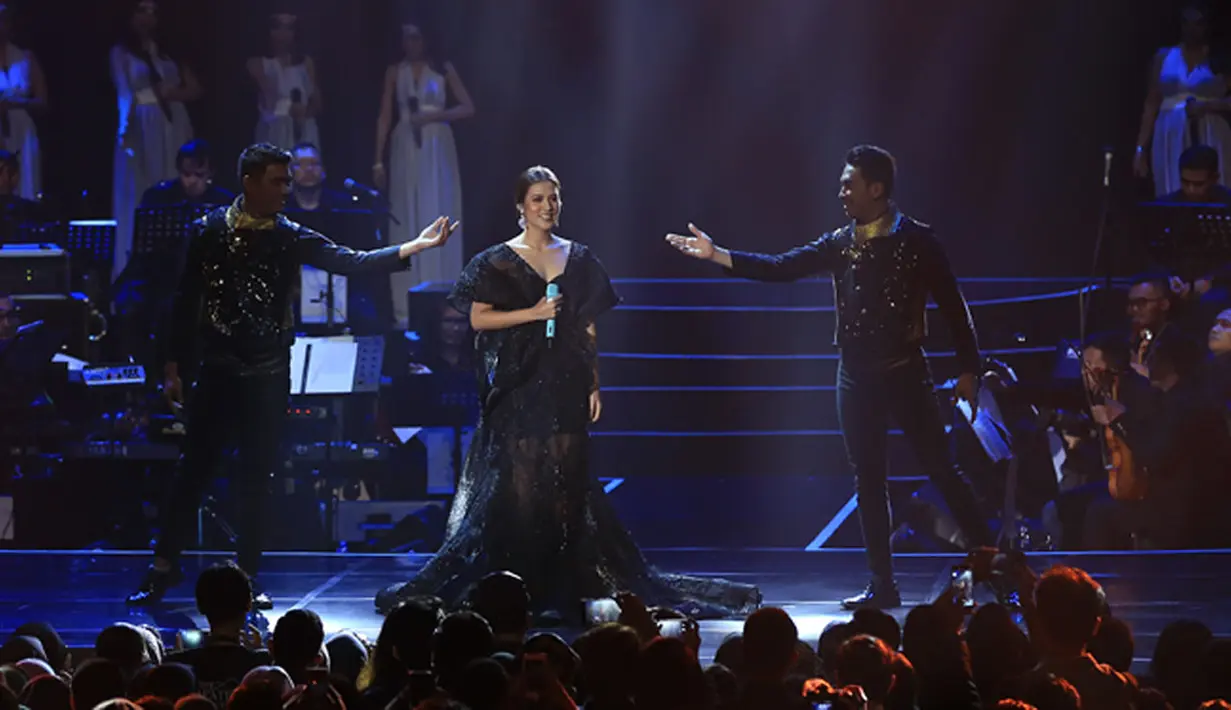 Tampil di atas panggung, Raisa juga bernyanyi duet bareng Isyana Sarasvati membawakan lagu mereka yang bertajuk Anganku Anganmu. (Deki Prayoga/Bintang.com)
