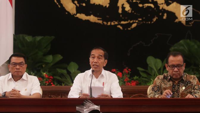 Presiden Joko Widodo didampingi Kepala Staf Kepresiden Moeldoko dan Mensesneg Pratikno menyampaikan keterangan terkait revisi UU KPK di Istana Negara, Jakarta, Jumat (13/9/2019). Jokowi menyatakan mendukung sejumlah poin dalam draf revisi UU KPK. (Liputan6.com/HO/Kurniawan)