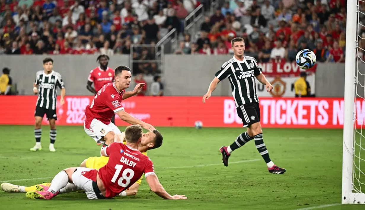 Dalam laga tersebut, Manchester United memainkan pemain-pemain mudanya. Hanya ada Jonny Evans, pemain senior yang dipasang Erik ten Hag menjadi starter. (Patrick T. Fallon/AFP)