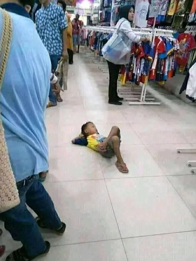 Tingkah absurd bocah (Sumber: Intagram/meme.comik.indonesia)