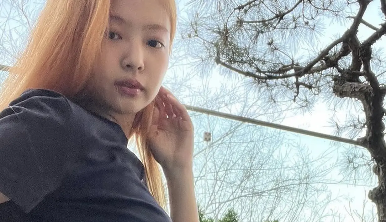 Seperti biasa, Jennie pun tampil dengan wajah tanpa makeup. Membuat rambut barunya semakin on point.@jennierubyjane