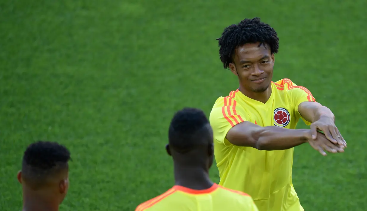 Gelandang Kolombia, Juan Cuadrado melakukan pemanasan saat mengikuti latihan di Stadion Spartak di Moskow, Rusia(2/7). Kolombia akan bertanding melawan Inggris pada babak 16 besar Piala Dunia 2018. (AFP Photo/Juan Mabromata)