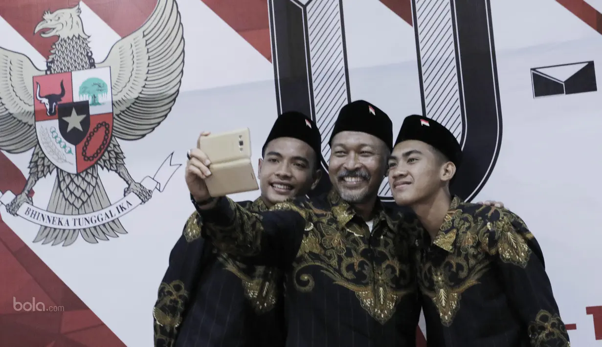 Pelatih Timnas Indonesia U-16, Fachri Husaini, foto bersama anak asuhnya usai acara pelepasan Timnas U-16 ke piala AFF di Jakarta, Kamis, (6/7/2017). Piala AFF U-15 akan berlangsung 9-22 Juli di Thailand. (Bola.com/M Iqbal Ichsan)
