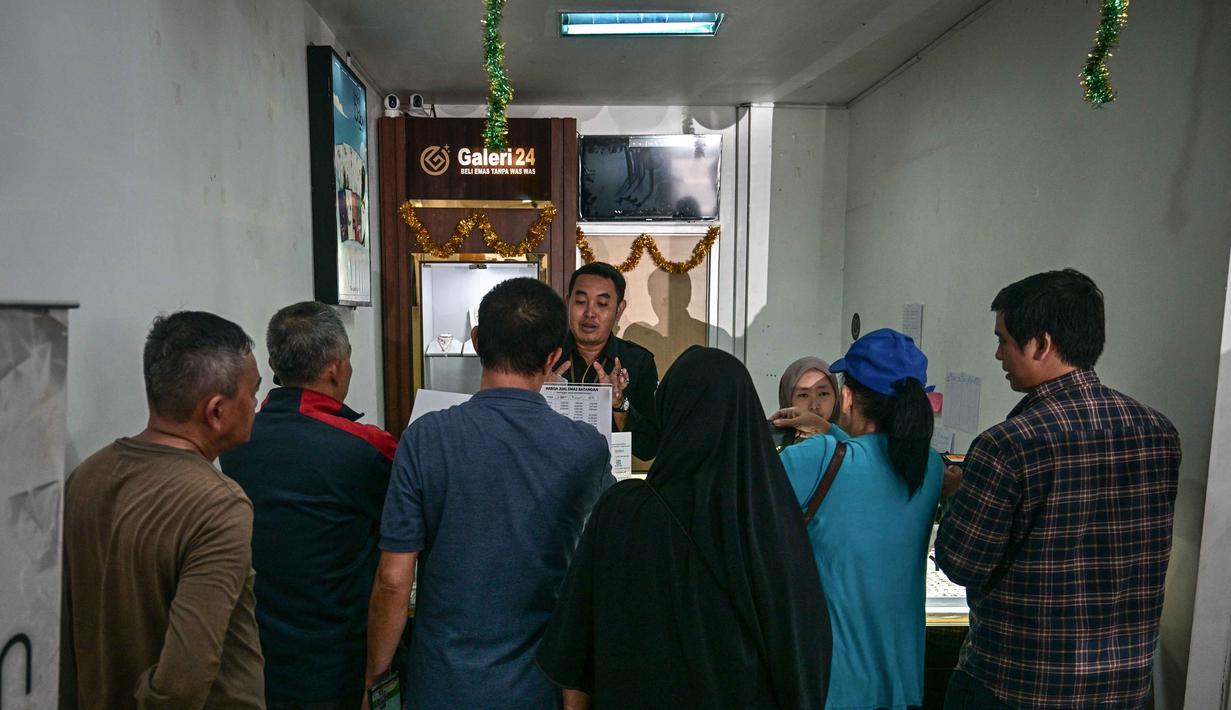 Diketahui, sejak 15 Oktober 2024, harga emas Antam di situs Sahabat Pegadaian sudah naik sekitar Rp1,1 juta. (Juni KRISWANTO/AFP)