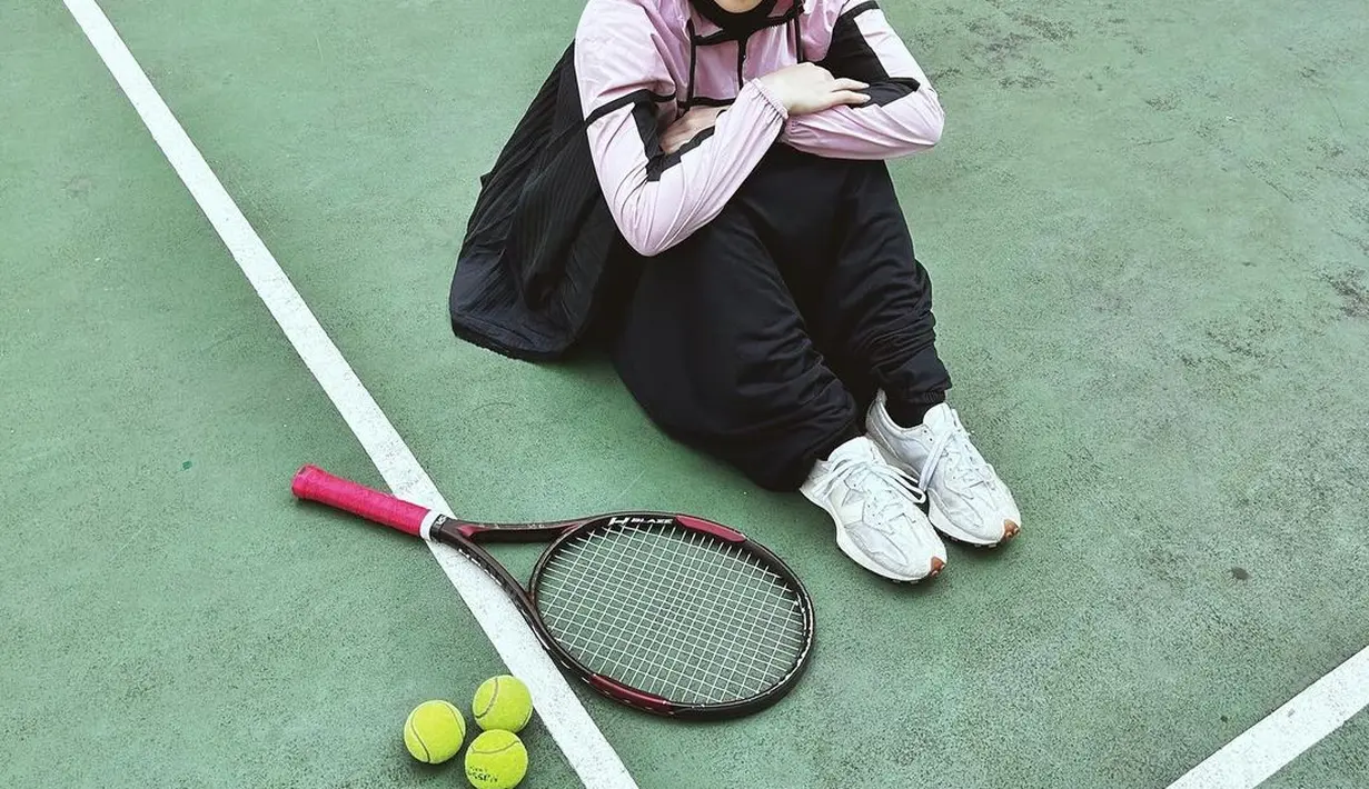 Kali ini, Natasha Rizky pilih jaket parka pink sebagai paduan busana olahraganya yang santun [@natasharizkynew]