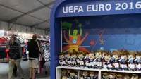 Deretan Super Victor atau lambang Piala Eropa 2016  yang terdapa di souvenir megastrore di fan zone Kota Paris, Prancis, Minggu (25/6/2016). (Bola.com/Vitalis Yogi Trisna)