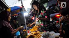 Warga membeli takjil untuk berbuka puasa di Kelurahan Cipinang Muara, Jakarta, Rabu (29/3/2023). (merdeka.com/Imam Buhori)