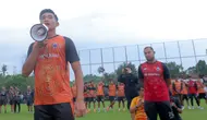 Kapten Persija Jakarta, Rizky Ridho, memberikan sambutan saat The Jakmania hadir langsung memberikan dukungan jelang lawan Persib Bandung di Persija Training Ground, Bojong Sari, Depok, Jawa Barat, Jumat (9/1/2026). (Bola.com/M Iqbal Ichsan)