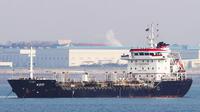 Kapal tanker berbendera Panama, KOTI di perairan Pelabuhan Pyeongtaek, Korea Selatan, (1/1). Penahanan kapal tanker yang mengirim minyak ke Korut bukan kali ini saja dilakukan oleh Korea Selatan. (AFP Photo/Yonhap)