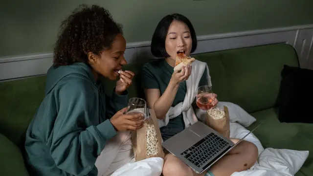 Ciri Orang yang Suka Makan Sambil Menonton