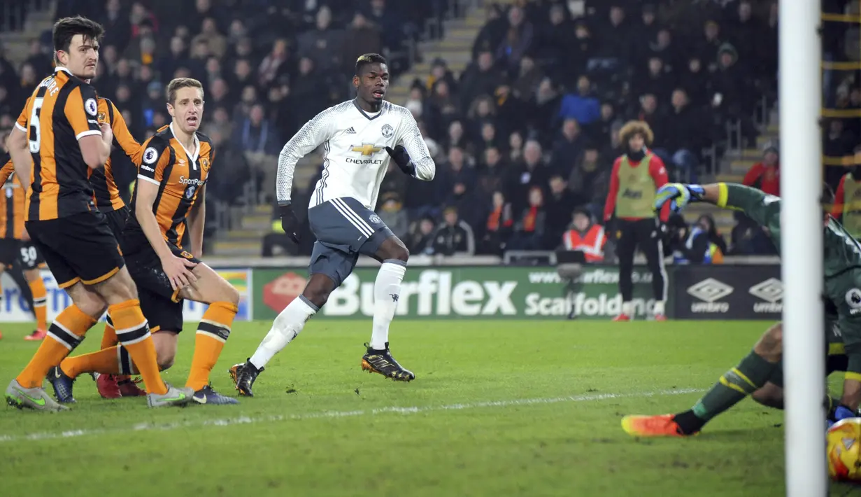 Pemain Manchester United, Paul Pogba (tengah) melakukan tembakan berbuah gol saat melawan Hull City pada laga semifinal Piala Liga Inggris di KCOM stadium, Hull (26/1/2017). (AP/Rui Vieira)