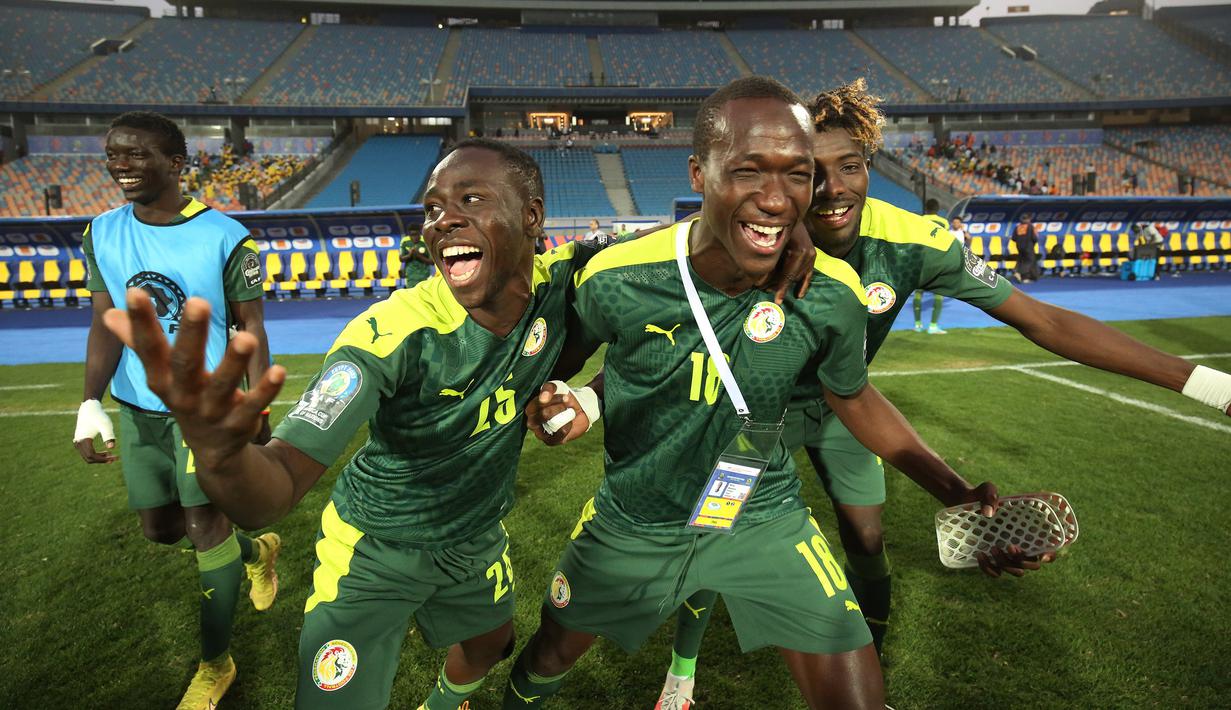 Para pemain Senegal merayakan kemenangan atas Tunisia pada laga babak semifinal Piala Afrika U-20 2023 di Suez Canal Stadium, Ismailia, Mesir (6/3/2023). Senegal meraih tiket ke Piala Dunia U-20 2023 setelah sebelumnya lolos ke semifinal Piala Afrika U-20 2023 dengan mengalahkan Benin 1-0 di babak perempatfinal. Bahkan kini Senegal telah menjejakkan kakinya di partai final untuk menghadapi Gambia setelah menang 3-0 atas Tunisia di semifinal. Laga final baru akan digelar pada 11 Maret 2023 mendatang. (CAF)