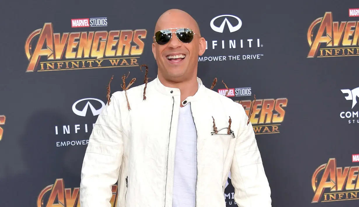 Aktor Vin Diesel berpose saat menghadiri pemutaran film Disney dan Marvel 'Avengers: Infinity War' di Los Angeles, California (23/4). Vin Diesel tampil mengenakan jaket bomber putih dengan ranting seperti karakter Groot. (AFP Photo/Neilson Barnard)