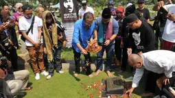 Bakal Cagub DKI, Rizal Ramli dan Biem Benyamin menabur bunga di makam Benyamin Sueb di TPU Karet Bivak, Jakarta, Senin (5/9). Kedatangan Rizal dalam rangka memperingati haul ke-21 tokoh Betawi yang akrab disapa Benyamin S itu (Liputan6.com/Gempur M Surya)